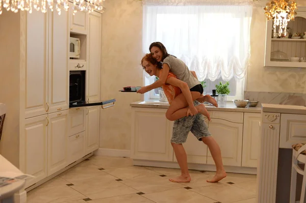sevgi dolu çift eğleniyor mutfakta yiyecek hazırlama