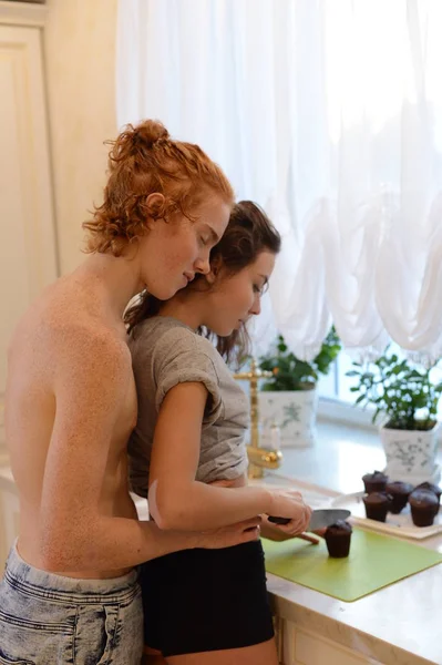 Casal amoroso preparando comida na cozinha se divertindo — Fotografia de Stock