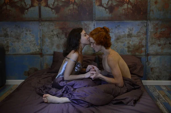 Sevgi dolu çift yatakta öpüşme — Stok fotoğraf