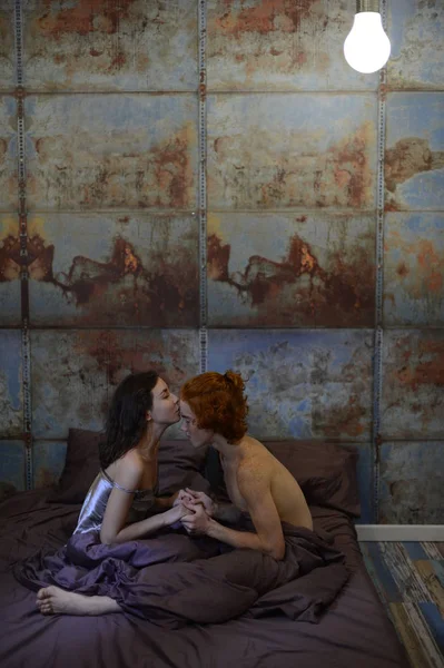 sevgi dolu çift yatakta oyun oynarken eğleniyor