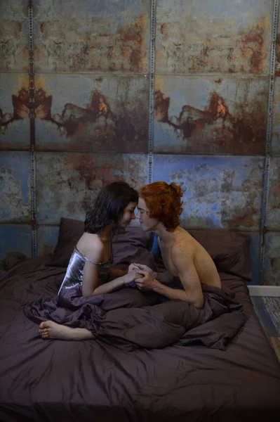 Любящая пара веселится в постели, играет в игры — стоковое фото
