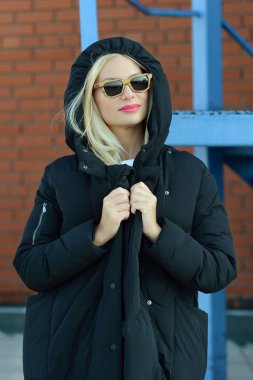 Kız kentsel bir merdiven üzerinde poz ceket