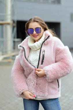 kız pembe ceket şehirde poz