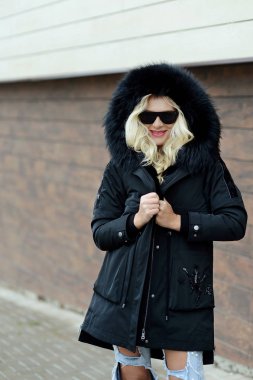 siyah ceket ve siyah gözlük sokakta poz güzel kız
