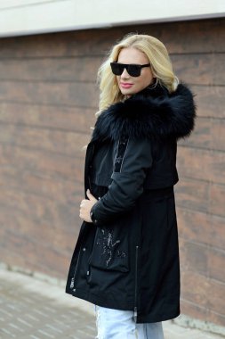 kız siyah ceket ve siyah gözlük sokakta poz