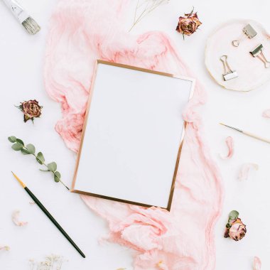 Yaratıcı düğün kompozisyonu ile fotoğraf çerçevelemek kadar pembe battaniye, çiçek, okaliptüs dalları ve fırçalar beyaz arka plan üzerinde sahte. Düz yatıyordu, en iyi görünümü şık sanat kavramı.