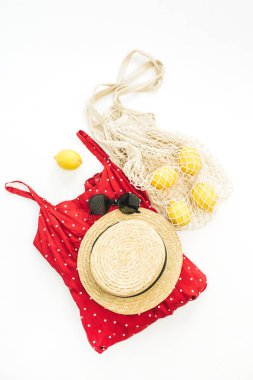 Yaz kadın moda kompozisyon. Kırmızı elbise, saman, dize çanta, güneş gözlüğü ve limon. Düz yatıyordu, en iyi görünümü.