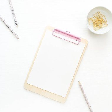 Düz yatıyordu ev ofis resepsiyon çalışma alanı panoya beyaz arka plan ile. Üst görüntülemek en az sahte.