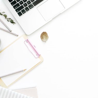 Düz yatıyordu ev ofis resepsiyon çalışma alanı laptop, defter, panoya beyaz arka plan ile. Üst görüntülemek en az sahte.