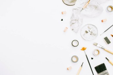 Sanatçı ev ofis resepsiyon çalışma boya fırçaları ve araçları beyaz arka plan üzerinde. Düz yatıyordu, en iyi görünümü yaratıcı en az sahte şablon.