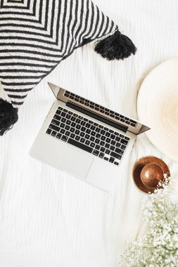 Blogger ev ofis yatak yastık ve vintage plaka ile çalışma alanı. En az natürmort kompozisyon. Düz yatıyordu, en iyi görünümü.