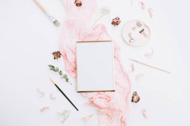 Yaratıcı düğün kompozisyonu ile fotoğraf çerçevelemek kadar pembe battaniye, çiçek, okaliptüs dalları ve fırçalar beyaz arka plan üzerinde sahte. Düz yatıyordu, en iyi görünümü şık sanat kavramı.