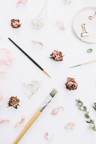 Ramos Eucaliptos Flores Rosas Escovas Dor Fundo Branco Flat Lay — Fotografia de Stock