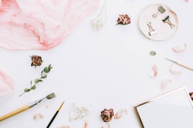 Boş alanı, fotoğraf çerçevesi, Pembe battaniye, okaliptüs dalları ve beyaz zemin üzerine gül çiçek çerçeveli. Düz yatıyordu, en iyi görünümü natürmort sanatçı blogunuza kahraman başlık. Düğün kavramı.