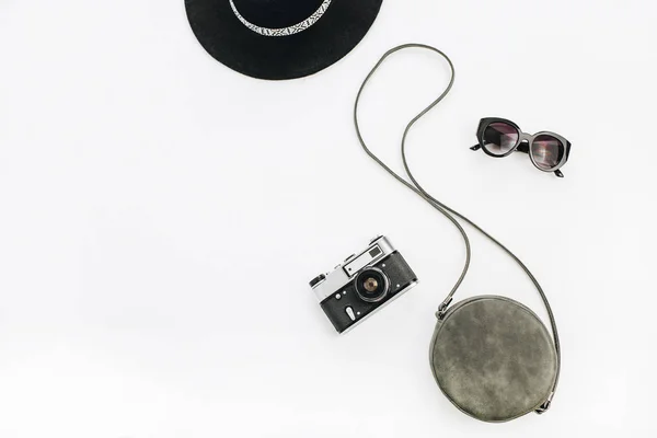 Accesorios Femeninos Elegantes Negros Gafas Sol Sombrero Bolso Cámara Retro —  Fotos de Stock