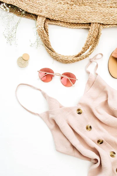 夏天粉红色的女性衣服和饰物在白色背景上 太阳镜 顶部视图 夏日时尚理念 — 图库照片