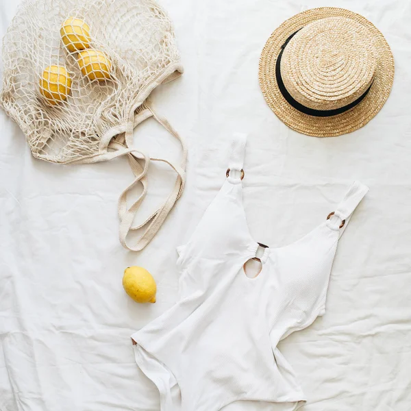 Sommerreise Modekomposition Damenbadeanzug Stroh Und Zitronen String Bag Auf Leinenhintergrund — Stockfoto