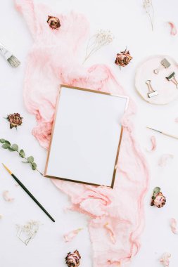 Fotoğraf çerçevesi sahte kadar pembe battaniye, çiçek, okaliptüs dalları ve beyaz arka planda fırçalar ile yaratıcı şenlikli kompozisyon. Düz yatıyordu, en iyi görünümü şık şablonu.