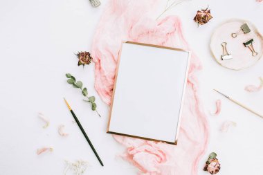 Yaratıcı düğün kompozisyonu ile fotoğraf çerçevelemek kadar pembe battaniye, çiçek, okaliptüs dalları ve fırçalar beyaz arka plan üzerinde sahte. Düz yatıyordu, en iyi görünümü şık sanat kavramı.