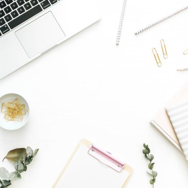 Düz yatıyordu ev ofis Resepsiyon çalışma alanı çerçeve beyaz arka plan üzerinde metin için yer ile. En az yukarıdan manzaralı sahte.