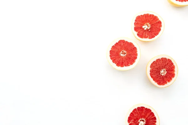 红色切片葡萄柚白色背景 上观美食理念 — 图库照片