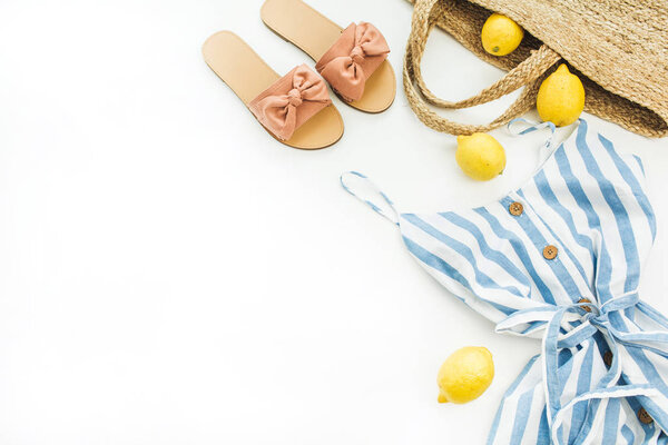 Концепция летней женской моды. Плоский узор, одежда и аксессуары для коллажа
.