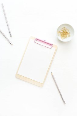 Düz yatıyordu ev ofis resepsiyon çalışma alanı panoya beyaz arka plan ile. Üst görüntülemek en az sahte.