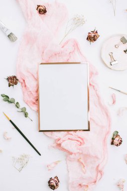 Pembe battaniye ile okaliptüs dalları üzerinde kopya alanı ve beyaz zemin üzerine gül çiçek ile fotoğraf çerçevelemek. Düz yatıyordu, en iyi görünümü natürmort sanatçı kavramı.