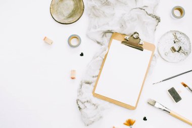 Düz yatıyordu, en iyi görünümü sanatçı ev ofis çalışma alanı Resepsiyon Pano mockup, boya fırçaları, battaniye ve beyaz arka plan üzerinde araçları.