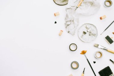 Sanatçı ev ofis resepsiyon çalışma boya fırçaları ve araçları beyaz arka plan üzerinde. Düz yatıyordu, en iyi görünümü yaratıcı en az kavramı.