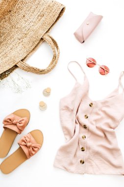 Pembe Bayan giyim ve aksesuarları beyaz arka plan üzerinde. Düz yatıyordu, en iyi görünüm. Yaz moda kavramı.