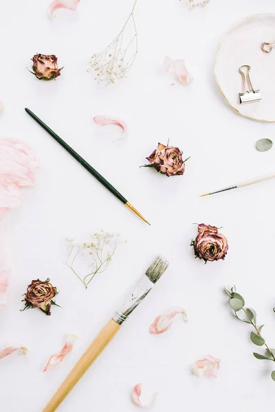 Composição Casamento Criativo Com Flores Rosa Ramos Eucalipto Escovas Fundo — Fotografia de Stock