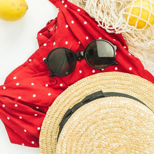 Летняя Женская Мода Красное Платье Солома Сумка Солнцезащитные Очки Лимоны — стоковое фото