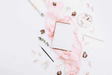 Yaratıcı düğün kompozisyonu ile fotoğraf çerçevelemek kadar pembe battaniye, çiçek, okaliptüs dalları ve fırçalar beyaz arka plan üzerinde sahte. Düz yatıyordu, en iyi görünümü şık sanat kavramı.