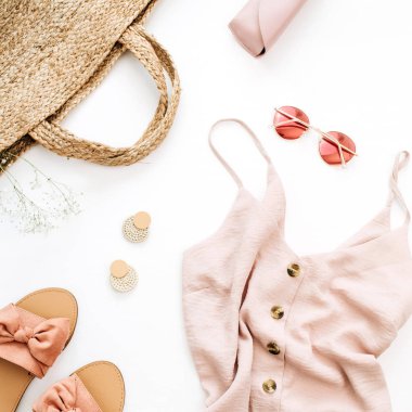 Pembe kadınsı kıyafetler ve aksesuarlar beyaz arka plan üzerinde. Düz yatıyordu, en iyi görünüm. Yaz moda kavramı.