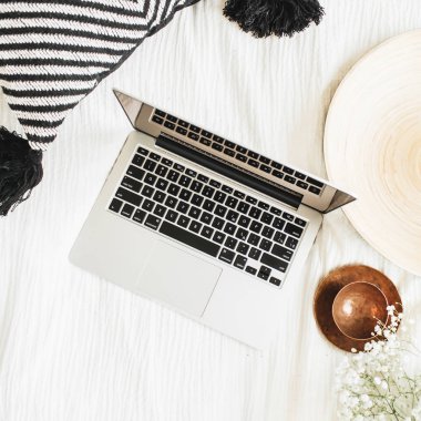 Blogger ev ofis yatak yastık ve vintage plaka ile çalışma alanı. En az natürmort kompozisyon. Düz yatıyordu, en iyi görünümü.