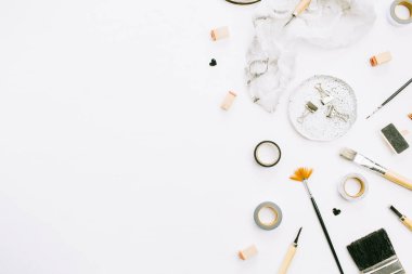 Boya fırçaları ve araçları beyaz arka plan üzerinde sanatçı çalışma alanı. Yaratıcı sanat kavramı. Düz yatıyordu, en iyi görünümü.