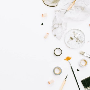 Sanatçı ev ofis resepsiyon çalışma boya fırçaları ve araçları beyaz arka plan üzerinde. Düz yatıyordu, en iyi görünümü yaratıcı en az sahte şablon.