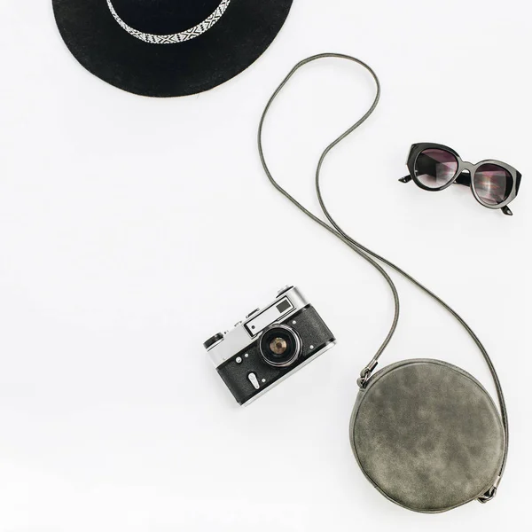 Zwarte Stijlvolle Vrouwelijke Accessoires Zonnebril Muts Tas Retro Camera Plat — Stockfoto