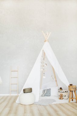 Dekoratif boho dekor ile rahat kulübe tarz. Çok az ev iç tasarım.
