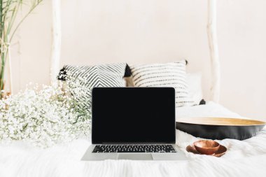 Bağımsız çalışma alanı. Önden görünüm şablonu sahte. Blog kahraman başlığı kavramı.