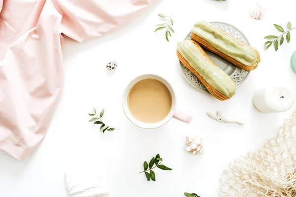 コーヒー ピスタチオのケーキ ピンクの毛布 ひも付きの袋 白い背景の上の貝殻 フラット横たわっていた トップ ビュー スタイル パステル組成 — ストック写真