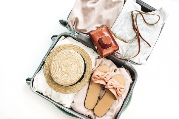 白色背景的时尚女性服装的手提行李 顶部视图 夏日旅游时尚理念 — 图库照片