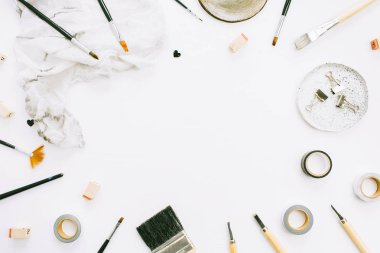 Sanatçı çalışma alanı çerçeve, boya fırçaları ve araçları beyaz arka plan üzerinde. Metin için yer yaratıcı blog şablonu. Düz yatıyordu, en iyi görünümü.