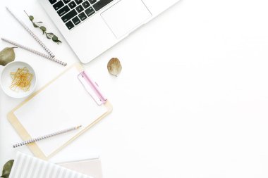 Düz yatıyordu ev ofis resepsiyon çalışma alanı laptop, defter, panoya beyaz arka plan ile. Üst görüntülemek en az sahte.