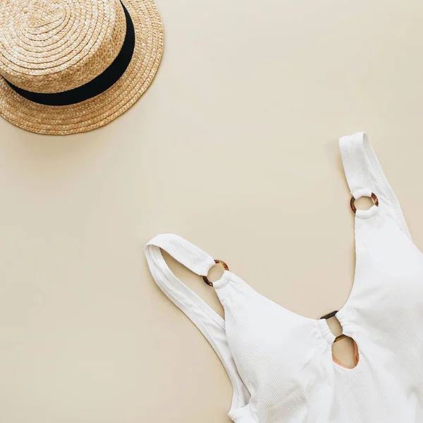 夏旅行ファッション組成物 女性の水着 パステル ベージュ色の背景にわら フラット横たわっていた トップ ビュー最小限の服のコンセプト — ストック写真