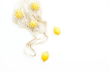 Taze çiğ limon dize çantada. Düz yatıyordu, en iyi görünümü narenciye kavramı.