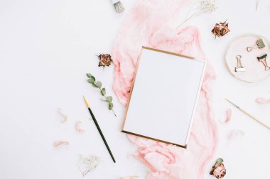 Pembe battaniye ile okaliptüs dalları üzerinde kopya alanı ve beyaz zemin üzerine gül çiçek ile fotoğraf çerçevelemek. Düz yatıyordu, en iyi görünümü natürmort sanatçı kavramı.