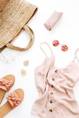 Pembe kadınsı kıyafetler ve aksesuarlar beyaz arka plan üzerinde. Düz yatıyordu, en iyi görünüm. Yaz moda kavramı.