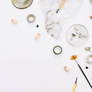 Boya fırçaları ve araçları beyaz arka plan üzerinde sanatçı çalışma alanı. Yaratıcı sanat kavramı. Düz yatıyordu, en iyi görünümü.